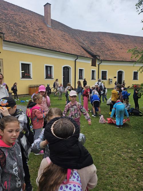 2 A,2.B a 3.tř se vydaly na výlet na hrad Švihov.